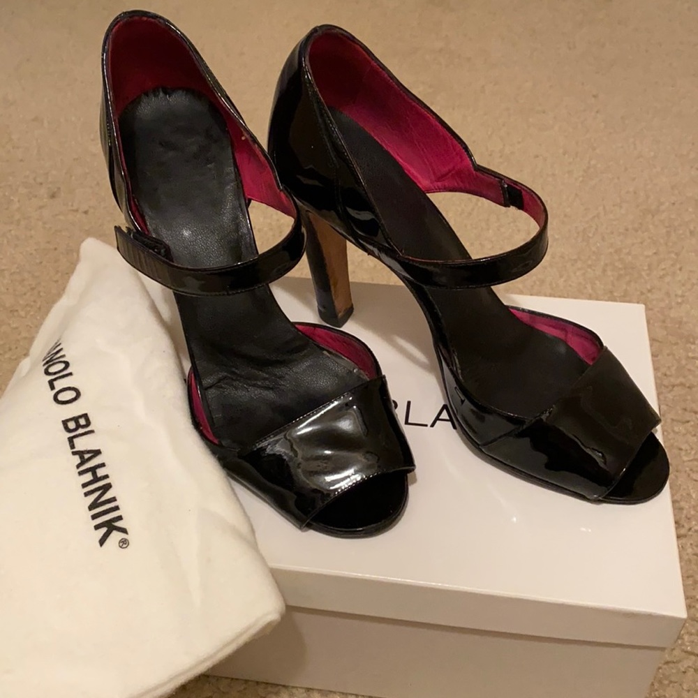 MANOLO BLAHNIK Brijuni Black Patent Heeled Mary Jane Sandals